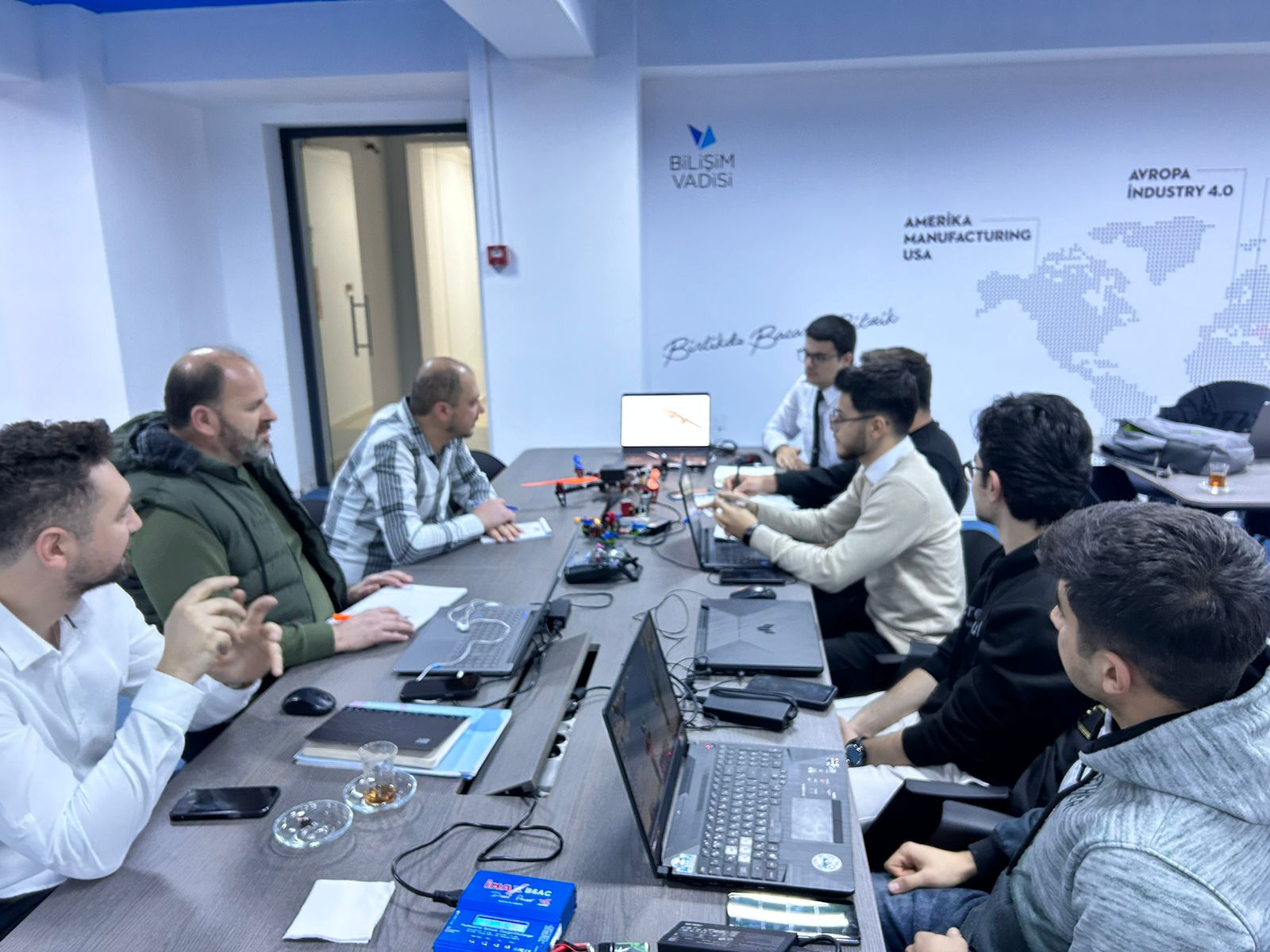 Azerbaycan'da Savaş Bölgesindeki Askerlere Tıbbi Malzeme Desteği Sağlayacak İHA Geliştiriliyor